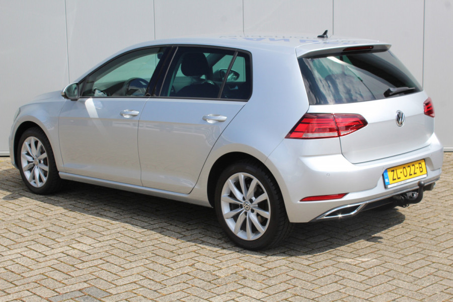 Volkswagen Golf 1.0-115pk TSI Highline. Mooie 5 deurs Volkswagen Golf in de chique Highline uitvoering. Volautm. airco dual, navigatie, telefoonvoorb., camera, parkeersensoren v+a, metallic lak, trekhaak, LM wielen, adaptive cruise control, ski luik etc.