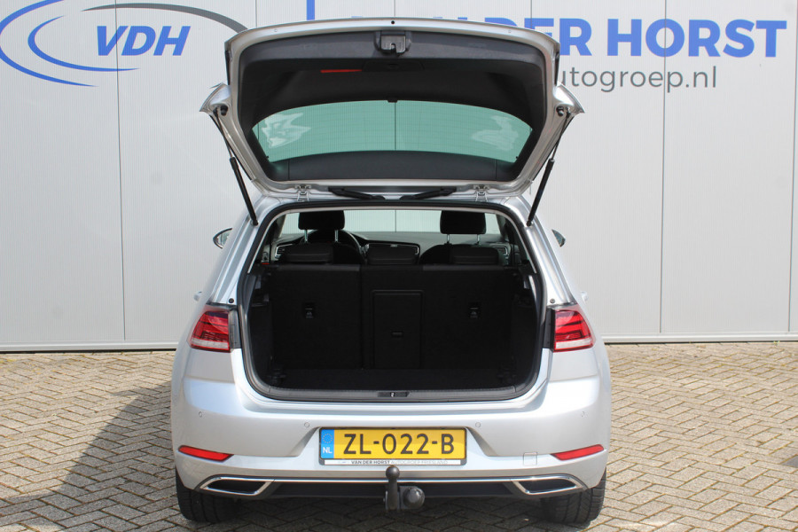 Volkswagen Golf 1.0-115pk TSI Highline. Mooie 5 deurs Volkswagen Golf in de chique Highline uitvoering. Volautm. airco dual, navigatie, telefoonvoorb., camera, parkeersensoren v+a, metallic lak, trekhaak, LM wielen, adaptive cruise control, ski luik etc.