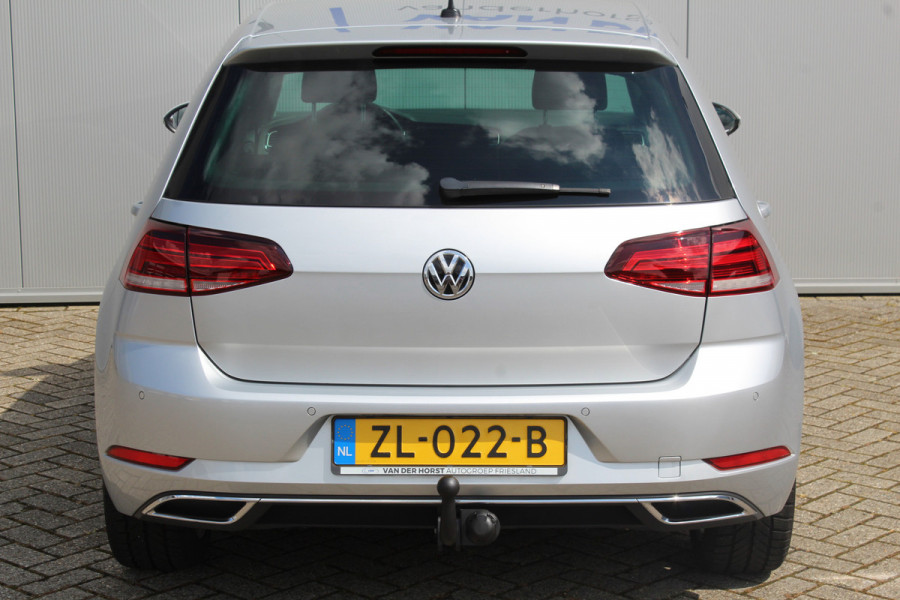 Volkswagen Golf 1.0-115pk TSI Highline. Mooie 5 deurs Volkswagen Golf in de chique Highline uitvoering. Volautm. airco dual, navigatie, telefoonvoorb., camera, parkeersensoren v+a, metallic lak, trekhaak, LM wielen, adaptive cruise control, ski luik etc.