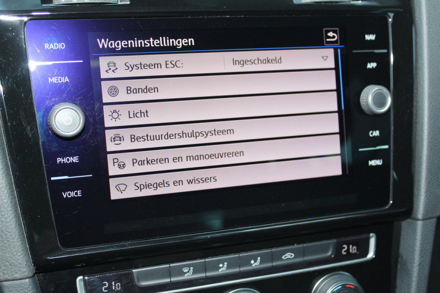 Volkswagen Golf 1.0-115pk TSI Highline. Mooie 5 deurs Volkswagen Golf in de chique Highline uitvoering. Volautm. airco dual, navigatie, telefoonvoorb., camera, parkeersensoren v+a, metallic lak, trekhaak, LM wielen, adaptive cruise control, ski luik etc.