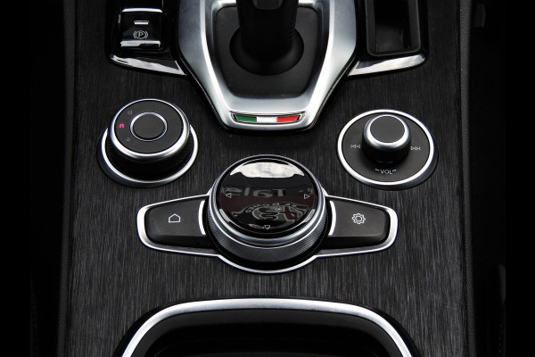 Alfa Romeo Stelvio 2.2d Super 230 PK | 20"velgen | privacy Glass | dark B-tech uitstraling | trekhaak afneembaar 1600 KG rijdende auto niet altijd aanwezig