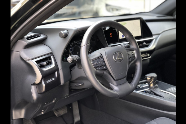 Lexus UX 250h Preference Line | Facelift, Dodehoekherkenning, Parkeersensoren, CarPlay, Stoel + Stuurverwarming, 18 inch