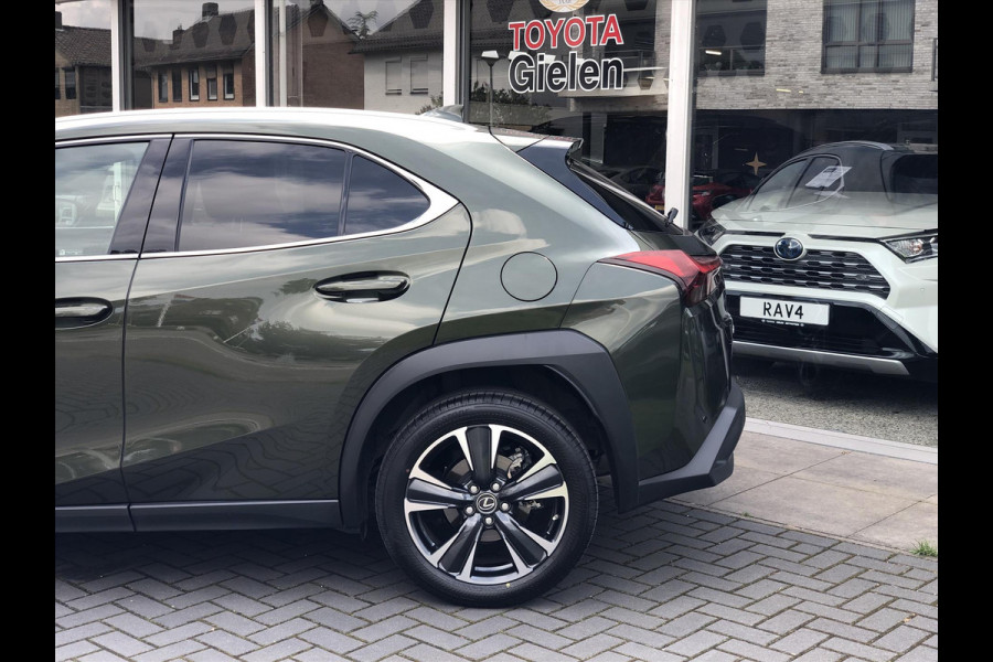 Lexus UX 250h Preference Line | Facelift, Dodehoekherkenning, Parkeersensoren, CarPlay, Stoel + Stuurverwarming, 18 inch