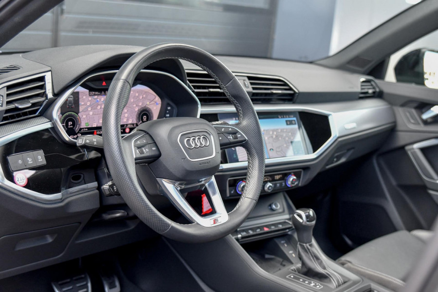 Audi Q3 45 TFSI e S-Line. Pano, ACC, Leder, Dodeh, Matrix, Virtual!