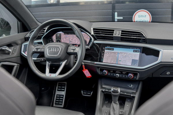 Audi Q3 45 TFSI e S-Line. Pano, ACC, Leder, Dodeh, Matrix, Virtual!