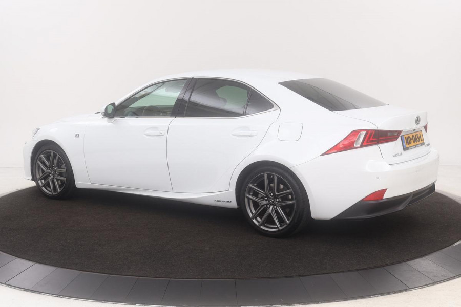 Lexus IS 300h F Sport Line | Origineel NL | Navigatie | PDC | Full LED | Camera | Stoelverwarming | Bluetooth | Half leder