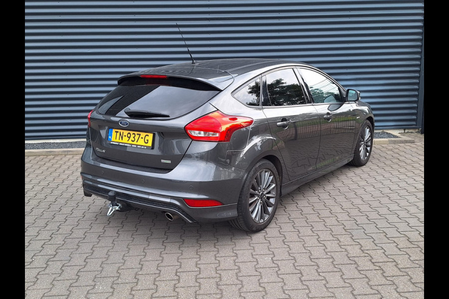 Ford Focus 1.5 ST-Line | 150 PK | Navigatie | Cruise Control | Trekhaak | Carplay | 17 Inch Velgen | Parkeersensor | LED dagrijverlichting |