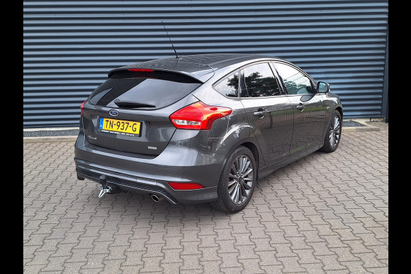 Ford Focus 1.5 ST-Line | 150 PK | Navigatie | Cruise Control | Trekhaak | Carplay | 17 Inch Velgen | Parkeersensor | LED dagrijverlichting |