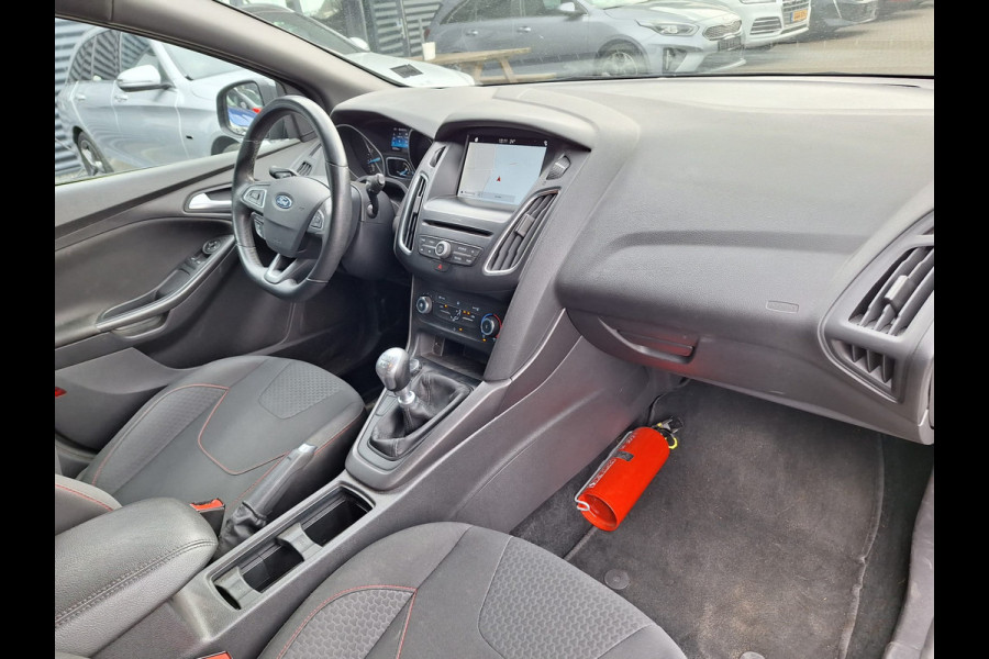 Ford Focus 1.5 ST-Line | 150 PK | Navigatie | Cruise Control | Trekhaak | Carplay | 17 Inch Velgen | Parkeersensor | LED dagrijverlichting |