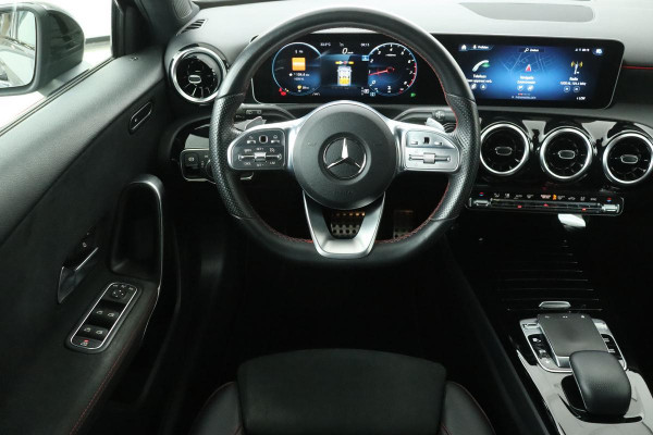 Mercedes-Benz A-Klasse 180 AMG | Widescreen | Stoelverwarming | Full LED | Camera | Navigatie | Half leder | Park Assist | Bluetooth