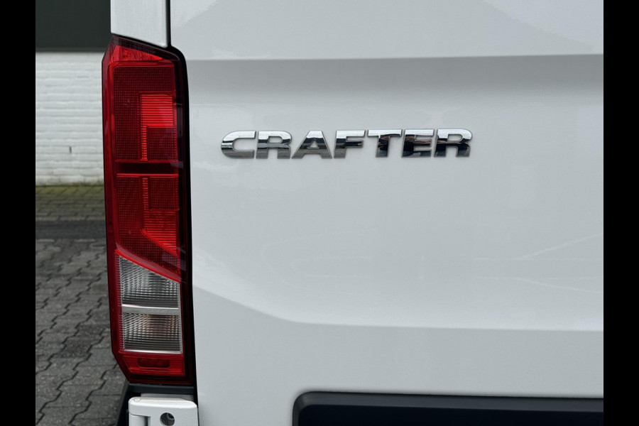 Volkswagen Crafter 30 2.0 TDI L3H3 Highline Topstaat! Trekhaak Carplay Cruise 4 Seizoenen banden Verwarmde voorruit Lat om Lat