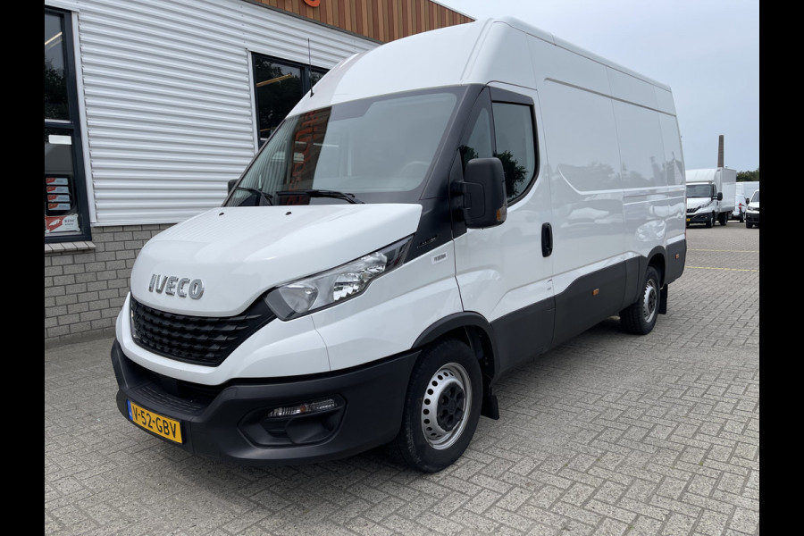 Iveco Daily 35S16V 2.3 handgeschakeld 160pk L2H2 / mag 3500 kg trekken / lease vanaf € 500 / vaste prijs rijklaar € 27.950 ex btw / climate control / opstap + parkeersensoren achter !