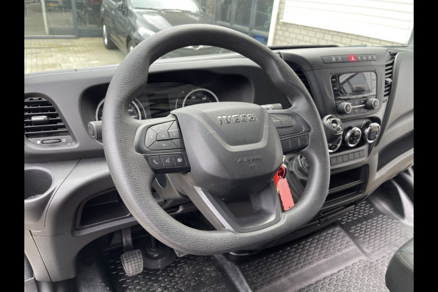 Iveco Daily 35S16V 2.3 handgeschakeld 160pk L2H2 / mag 3500 kg trekken / lease vanaf € 500 / vaste prijs rijklaar € 27.950 ex btw / climate control / opstap + parkeersensoren achter !