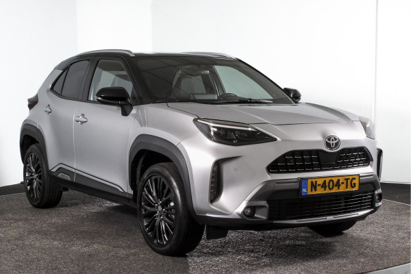 Toyota Yaris Cross 1.5 Hybrid 116 PK Adventure Automaat | Dig. Cockpit | Head-up Disp. | Adapt. Cruise | Stoel- + Stuur- + Voorruitverwarming | Camera | PDC | NAV + App. Connect | JBL | Auto. Airco | Afn. Trekhaak | LM 18"|