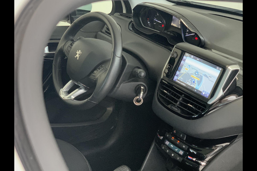 Peugeot 208 1.2 PureTech Style | Navigatie | Parkeersensoren Achter | Panoramadak | Cruise Control |