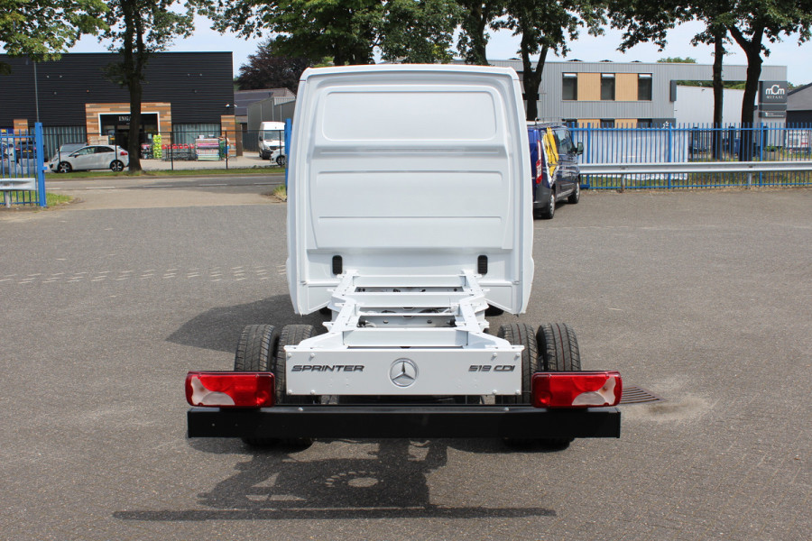 Mercedes-Benz Sprinter 519 CDI L3 DC Chassis 432 wb 3500 KG trekgewicht, Geveerde stoel, MBUX met Apple Carplay / Android Auto