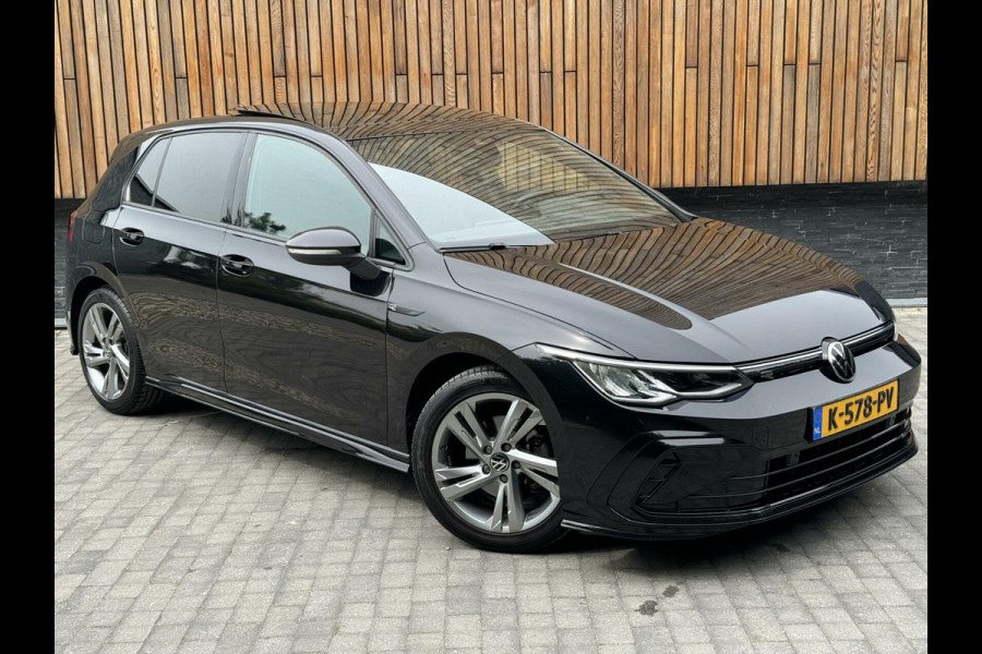 Volkswagen Golf 1.5 eTSI R-Line Automaat | Pano | LED | Parkeesensoren voor en achter | Sfeerverlichting | Alcantara/Leer | Stuur en stoelverwar