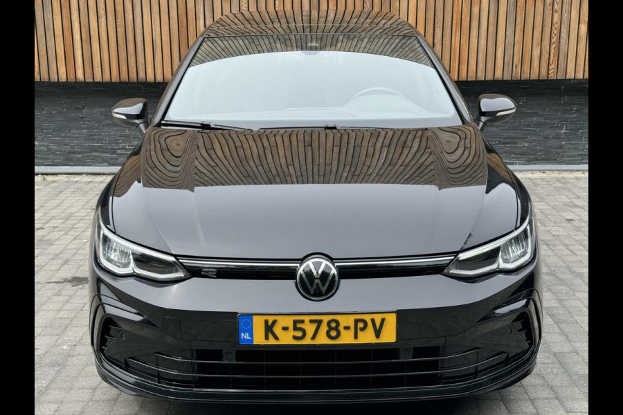 Volkswagen Golf 1.5 eTSI R-Line Automaat | Pano | LED | Parkeesensoren voor en achter | Sfeerverlichting | Alcantara/Leer | Stuur en stoelverwar