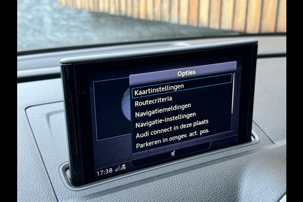 Audi A3 Sportback 35 TFSI S-line Automaat | Pano | Digitale dashboard | Stoelverwarming | Apple CarPlay | Getint glas | Zwart optiek