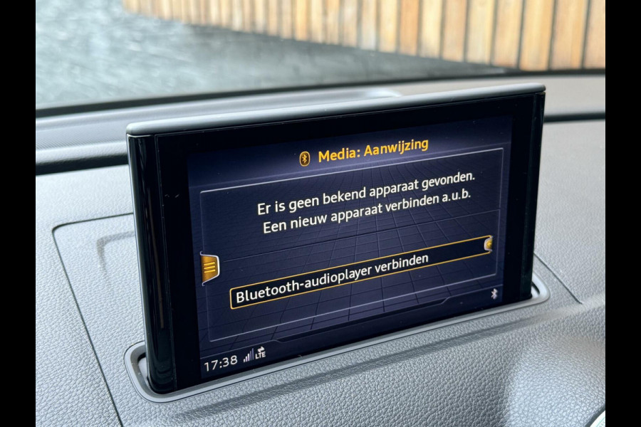 Audi A3 Sportback 35 TFSI S-line Automaat | Pano | Digitale dashboard | Stoelverwarming | Apple CarPlay | Getint glas | Zwart optiek