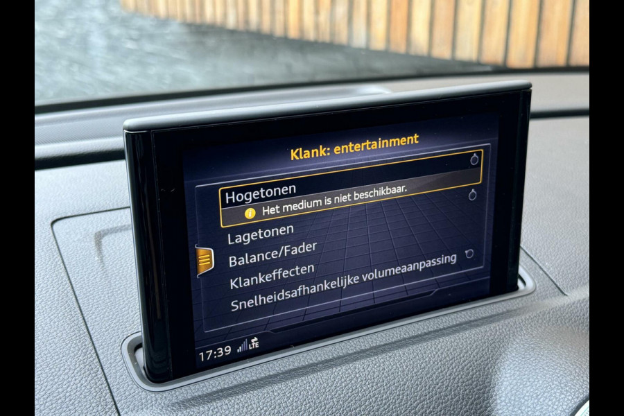 Audi A3 Sportback 35 TFSI S-line Automaat | Pano | Digitale dashboard | Stoelverwarming | Apple CarPlay | Getint glas | Zwart optiek