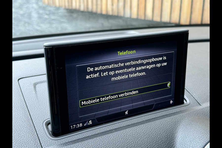 Audi A3 Sportback 35 TFSI S-line Automaat | Pano | Digitale dashboard | Stoelverwarming | Apple CarPlay | Getint glas | Zwart optiek