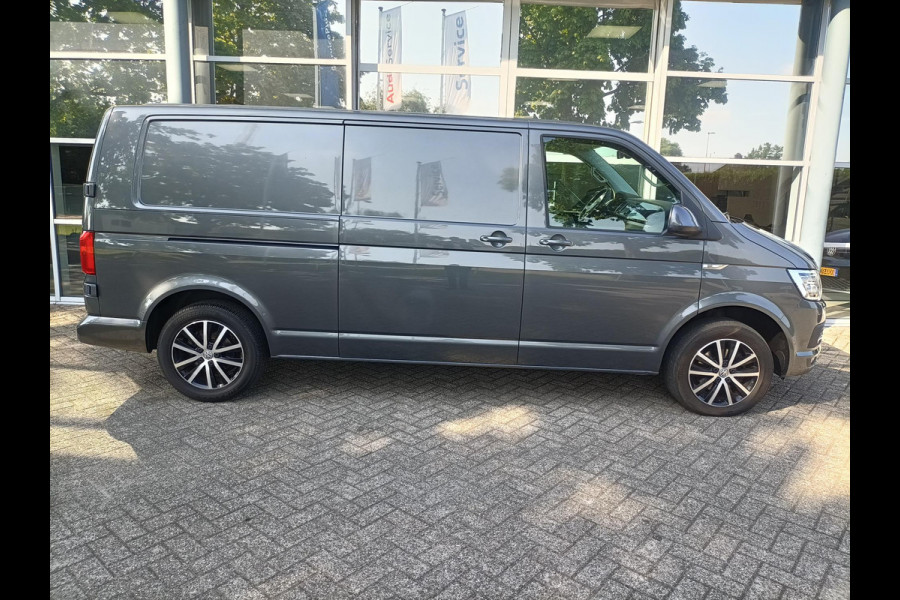 Volkswagen Transporter 2.0 TDI L2H1 Highline 150 pk Automaat (DSG) | Navigatie | Trekhaak |Parkeersensoren | Adaptieve cruise control | LED koplampen | Zijschuifdeuren Link en Rechts