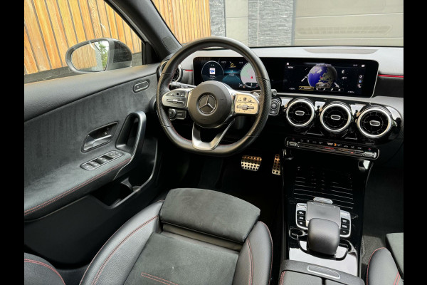 Mercedes-Benz A-Klasse 200 AMG-styling Automaat | Widescreen Navi | Stoelverwarming | Getint glas | Metallic lak | Parkeersenoren voor en achter | Acht