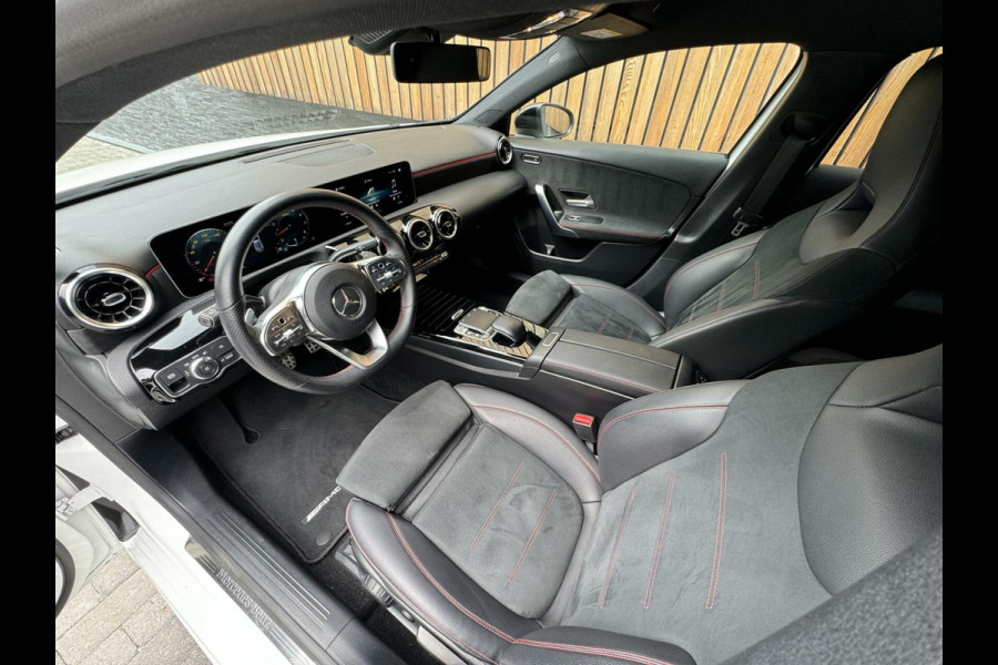 Mercedes-Benz A-Klasse 200 AMG-styling Automaat | Widescreen Navi | Stoelverwarming | Getint glas | Metallic lak | Parkeersenoren voor en achter | Acht