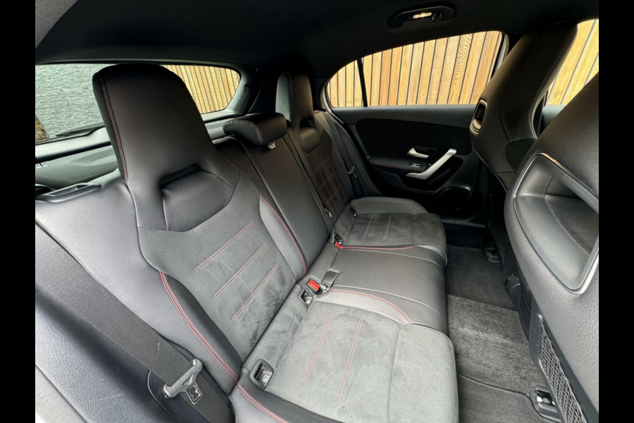 Mercedes-Benz A-Klasse 200 AMG-styling Automaat | Widescreen Navi | Stoelverwarming | Getint glas | Metallic lak | Parkeersenoren voor en achter | Acht