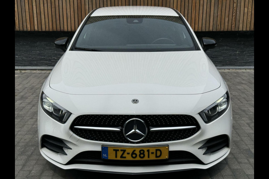 Mercedes-Benz A-Klasse 200 AMG-styling Automaat | Widescreen Navi | Stoelverwarming | Getint glas | Metallic lak | Parkeersenoren voor en achter | Acht