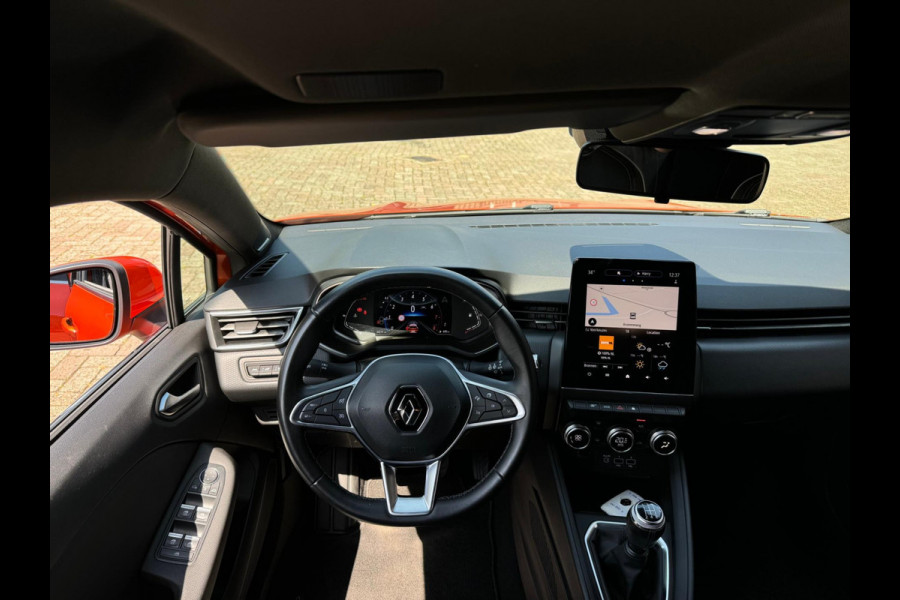 Renault Clio TCe 100 Intens LM 17'' / Groot navi / Parkeersensoren & camera / Full LED / Keyless