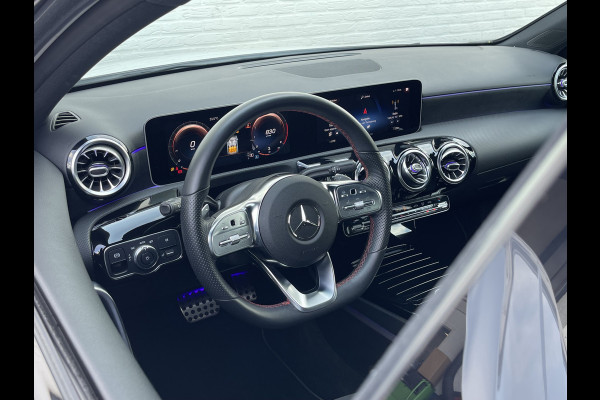 Mercedes-Benz A-Klasse 200 Business Solution AMG | Pano | Ambient Light | Camera | Night | Keyless | LED | 19 inch