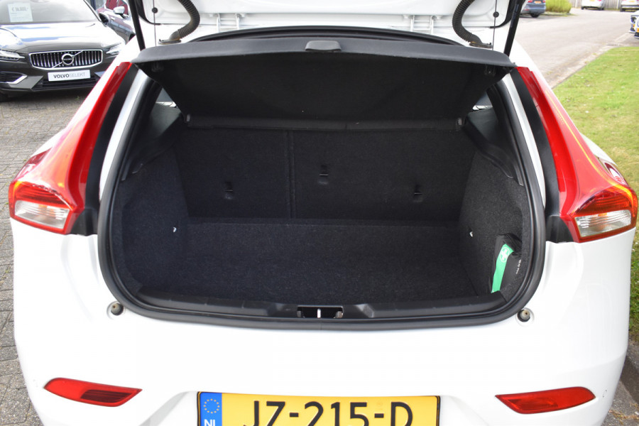 Volvo V40 T2 123PK Momentum | Stoelverwarming | Navigatie | Carkit | Voorruit verwarming | 16"LMV