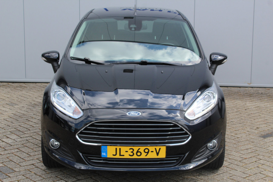 Ford Fiesta 1.0-100pk EcoBoost Titanium. Leuke sportieve en zuinige Ford Fiesta ! Volautm. airco, LM wielen, privacy glass, cruise control, navigatie, telefoonvoorbereiding, metallic lak, 5drs., trekhaak, verwarmd voorraam etc.