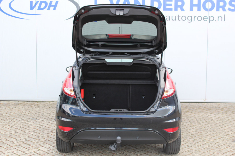 Ford Fiesta 1.0-100pk EcoBoost Titanium. Leuke sportieve en zuinige Ford Fiesta ! Volautm. airco, LM wielen, privacy glass, cruise control, navigatie, telefoonvoorbereiding, metallic lak, 5drs., trekhaak, verwarmd voorraam etc.