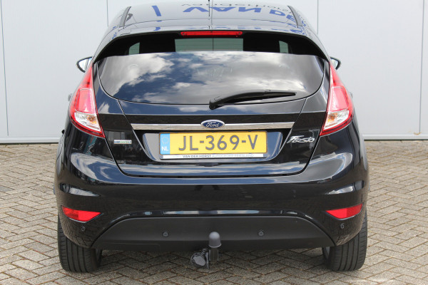 Ford Fiesta 1.0-100pk EcoBoost Titanium. Leuke sportieve en zuinige Ford Fiesta ! Volautm. airco, LM wielen, privacy glass, cruise control, navigatie, telefoonvoorbereiding, metallic lak, 5drs., trekhaak, verwarmd voorraam etc.