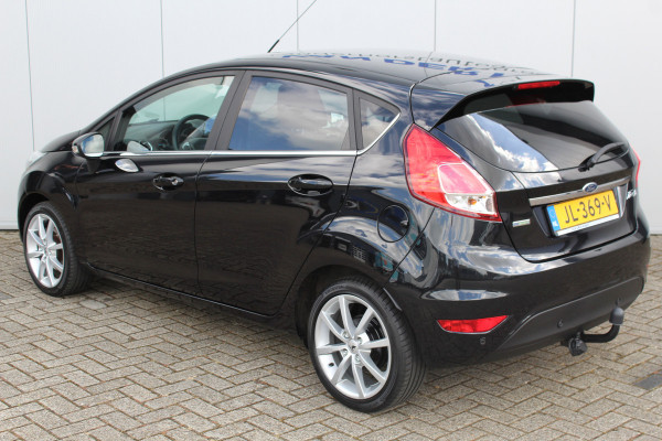 Ford Fiesta 1.0-100pk EcoBoost Titanium. Leuke sportieve en zuinige Ford Fiesta ! Volautm. airco, LM wielen, privacy glass, cruise control, navigatie, telefoonvoorbereiding, metallic lak, 5drs., trekhaak, verwarmd voorraam etc.