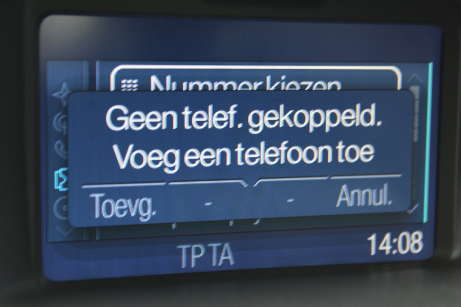 Ford Fiesta 1.0-100pk EcoBoost Titanium. Leuke sportieve en zuinige Ford Fiesta ! Volautm. airco, LM wielen, privacy glass, cruise control, navigatie, telefoonvoorbereiding, metallic lak, 5drs., trekhaak, verwarmd voorraam etc.