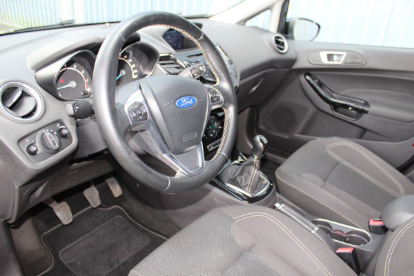 Ford Fiesta 1.0-100pk EcoBoost Titanium. Leuke sportieve en zuinige Ford Fiesta ! Volautm. airco, LM wielen, privacy glass, cruise control, navigatie, telefoonvoorbereiding, metallic lak, 5drs., trekhaak, verwarmd voorraam etc.