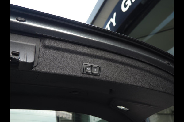 Audi RS Q3 Sportback / RS Stoelen / Sonos / Pano / 360 / Adaptive / Keyless / Ambient / Carbon / Blind spot