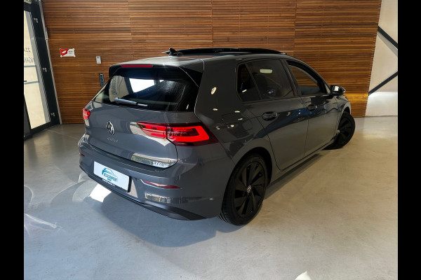 Volkswagen Golf 1.5 eTSI 150pk Style Black Edition | PANO | Camera | Matrix LED | Velours | Ambient | ACC | Carplay | Nieuwstaat!