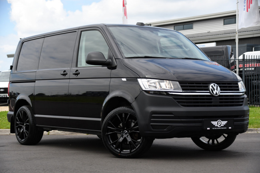 Volkswagen Transporter 2.0 TDI L1H1 30 Black Edition Cruise, Sensoren, Carplay, 150PK, Automaat, Trekhaak, Stoelverwarming, Standkachel