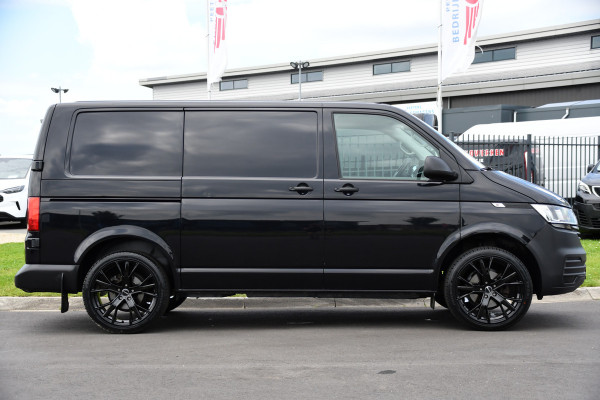 Volkswagen Transporter 2.0 TDI L1H1 30 Black Edition Cruise, Sensoren, Carplay, 150PK, Automaat, Trekhaak, Stoelverwarming, Standkachel