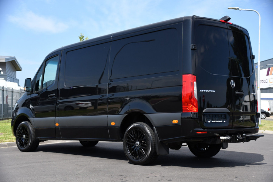 Mercedes-Benz Sprinter 319 V6 3.0 CDI L2H1 Black Edition Adaptieve Cruise, 360 Camera, NAVI, Multimedia, 190Pk, Automaat, Carplay, Trekhaak,