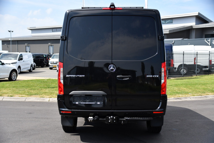 Mercedes-Benz Sprinter 319 V6 3.0 CDI L2H1 Black Edition Adaptieve Cruise, 360 Camera, NAVI, Multimedia, 190Pk, Automaat, Carplay, Trekhaak,