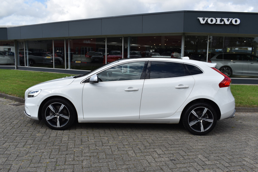 Volvo V40 T3 153PK Automaat Polar+ Sport | H&K | Glazen dak | Stoelverwarming | Camera | 17"LMV | Keyless entry