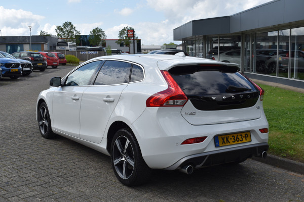 Volvo V40 T3 153PK Automaat Polar+ Sport | H&K | Glazen dak | Stoelverwarming | Camera | 17"LMV | Keyless entry