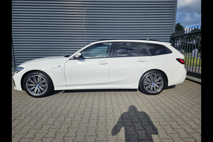 BMW 3 Serie Touring 320e M Sport Plug In Hybrid Dealer O.H | Alcantara Sportstoelen | Stuur / Stoelverwarming | LED | Apple Carplay | DAB | Live Cockpit |