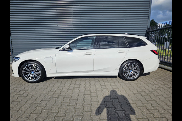 BMW 3 Serie Touring 320e M Sport Plug In Hybrid Dealer O.H | Alcantara Sportstoelen | Stuur / Stoelverwarming | LED | Apple Carplay | DAB | Live Cockpit |